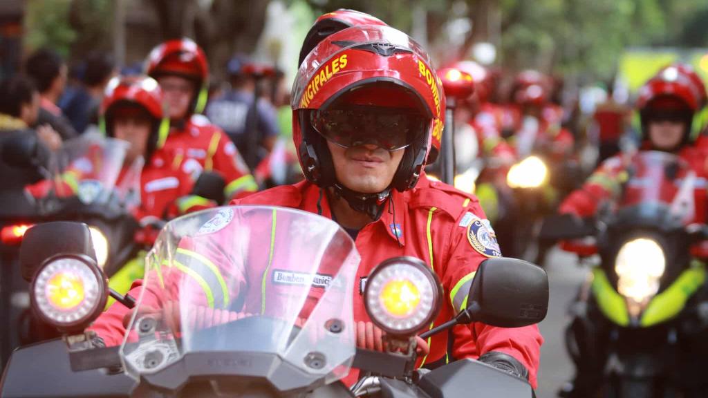 Bomberos Municipales conmemoran su 70 aniversario con desfile | Álex Meoño