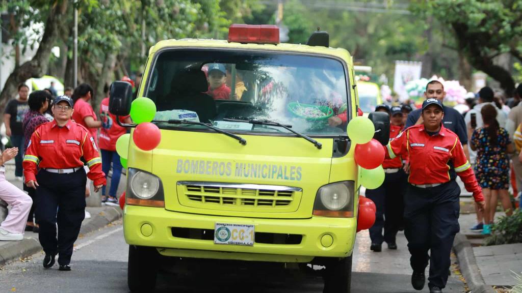 Bomberos Municipales conmemoran su 70 aniversario con desfile | Álex Meoño