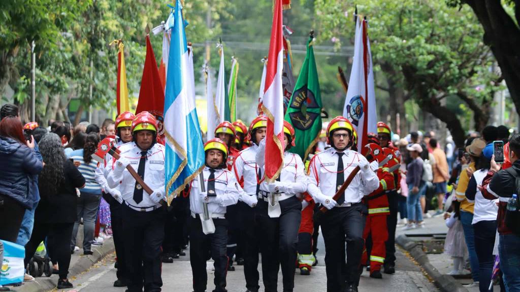 Bomberos Municipales conmemoran su 70 aniversario con desfile | Álex Meoño