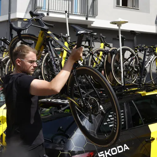 Denuncian robo de bicicletas en la Vuelta a España 2025 - EFE