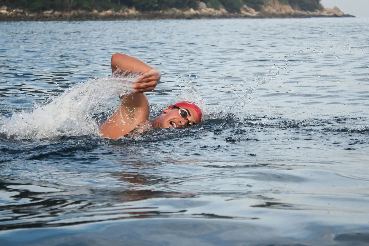 Atleta nadando en una competencia - Unsplash