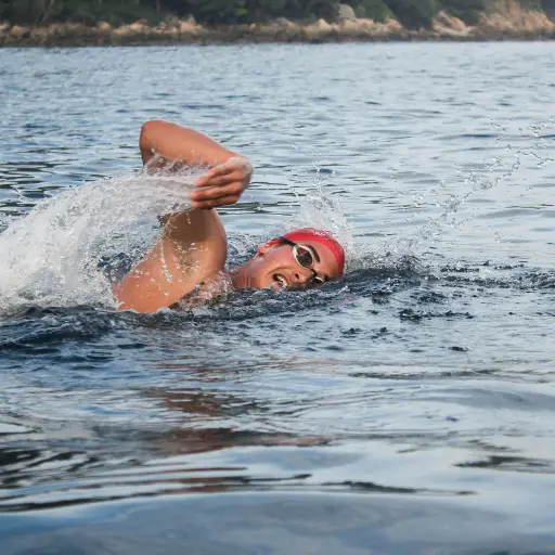 Atleta nadando en una competencia - Unsplash