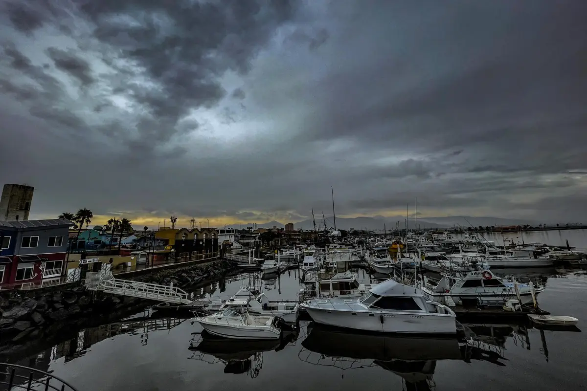 Fotografía general donde se observa embarcaciones detenidas en el puerto de Ensenada en Baja California (México),  Imagen de archivo