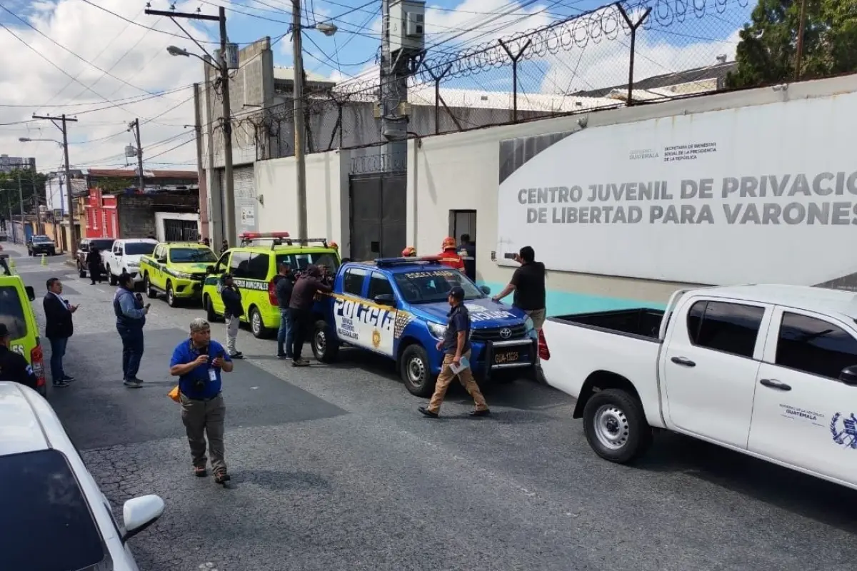 Fuerzas de seguridad y rescatistas permanecen fuera de Gaviotas, en la zona 13., Bomberos Municipales. 