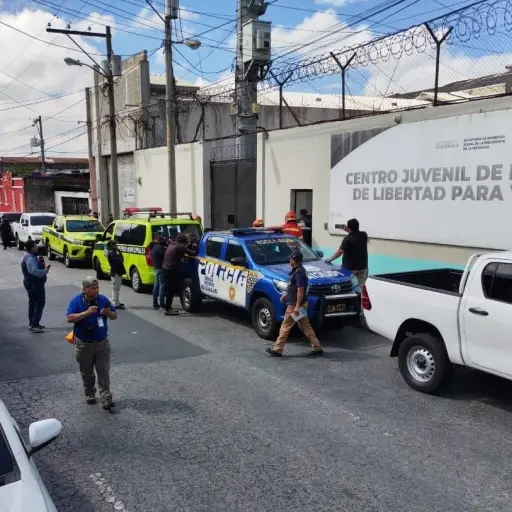 Fuerzas de seguridad y rescatistas permanecen fuera de Gaviotas, en la zona 13. ,Bomberos Municipales. 