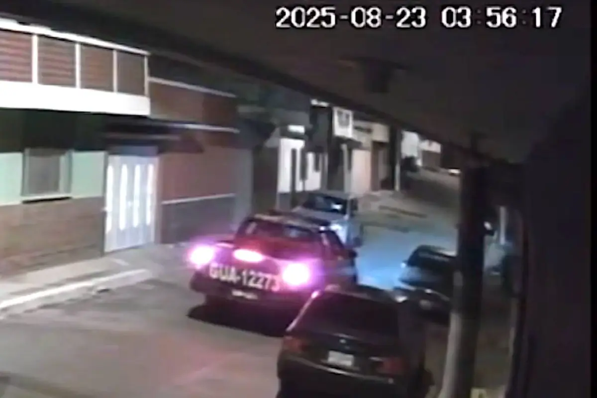 Patrulla de la PNC captada en zona 18., Captura de pantalla video Facebook.