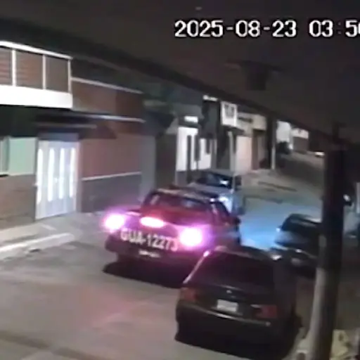 Patrulla de la PNC captada en zona 18. ,Captura de pantalla video Facebook.