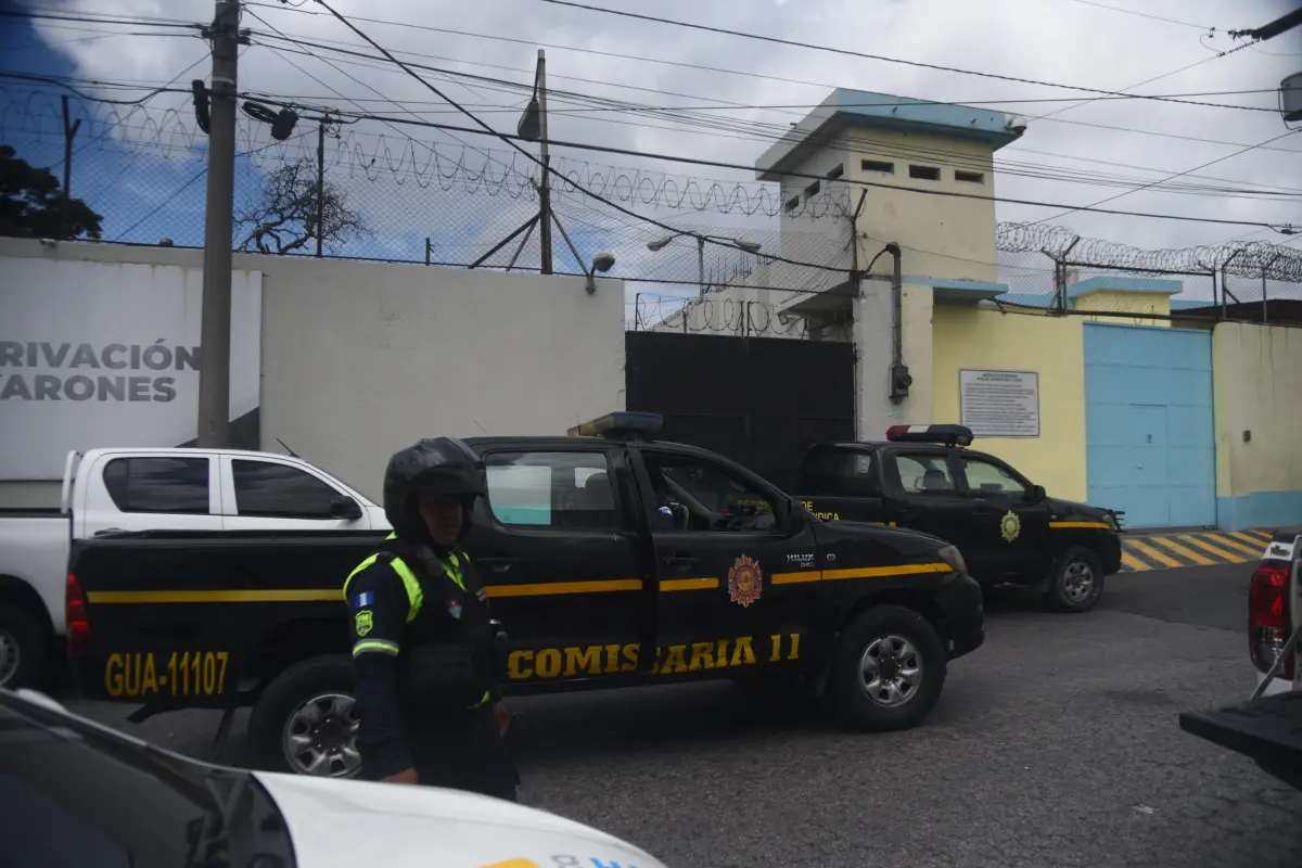 Fuera del CER I, mejor conocido como Gaviotas, varios agentes de la PNC permanecen en calidad de prevención., Omar Solís.