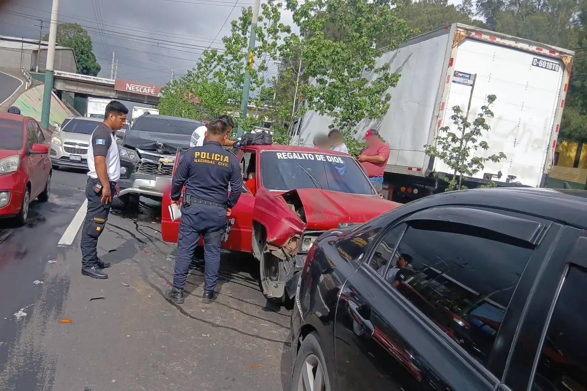 La triple colisión no causó personas heridas, pero si complicaciones viales en la salida de Mixco a San Lucas., Tránsito Mixco.