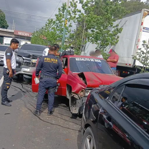 La triple colisión no causó personas heridas, pero si complicaciones viales en la salida de Mixco a San Lucas. ,Tránsito Mixco.