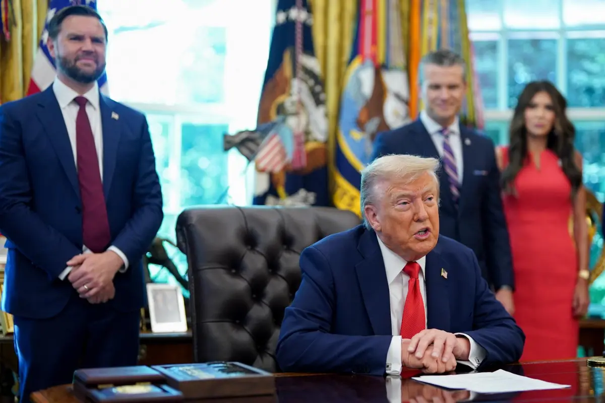 Donald Trump en la Oficina Oval, EFE