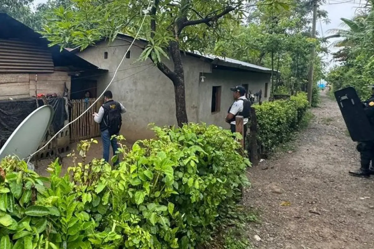 El día que capturaron al empleado edil también apresaron a un exalcalde. Posteriormente, el MP hizo allanamientos en diferentes viviendas, como la de la foto, para recabar medios de prueba., Ministerio Público.