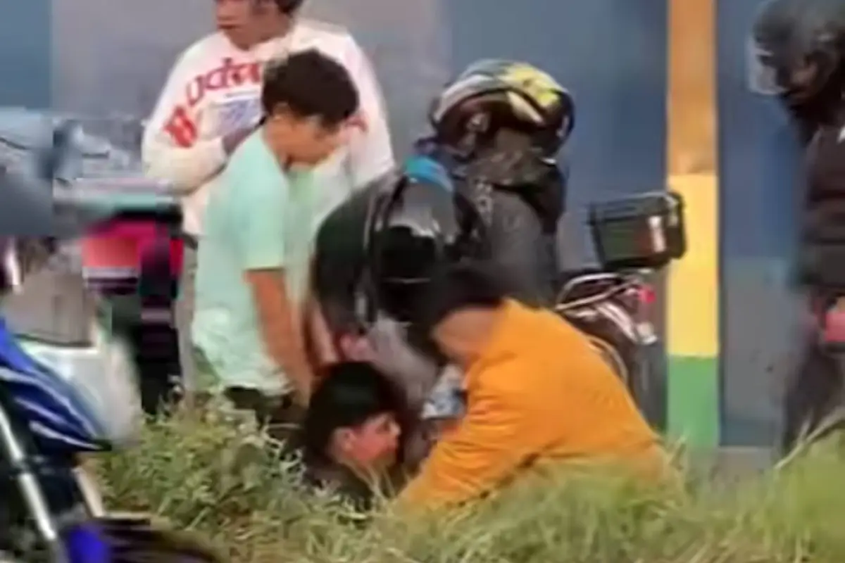 Presunto robamotos retenido. , Captura de pantalla video Facebook.