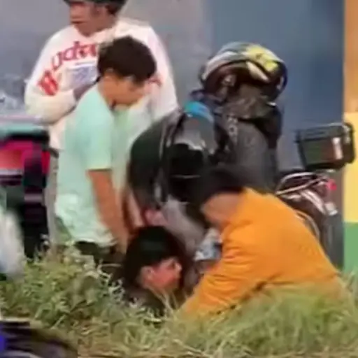 Presunto robamotos retenido.  ,Captura de pantalla video Facebook.