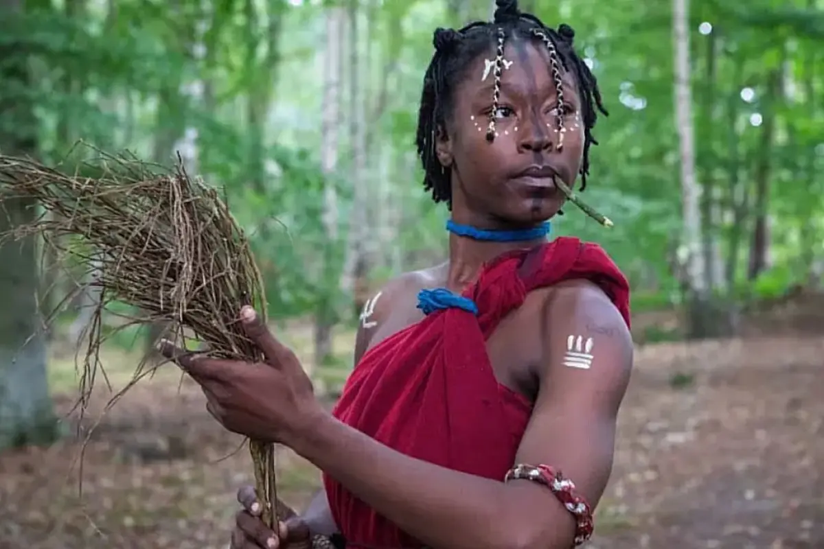 Maura Taylor mujer en tribu africana, Captura de pantalla