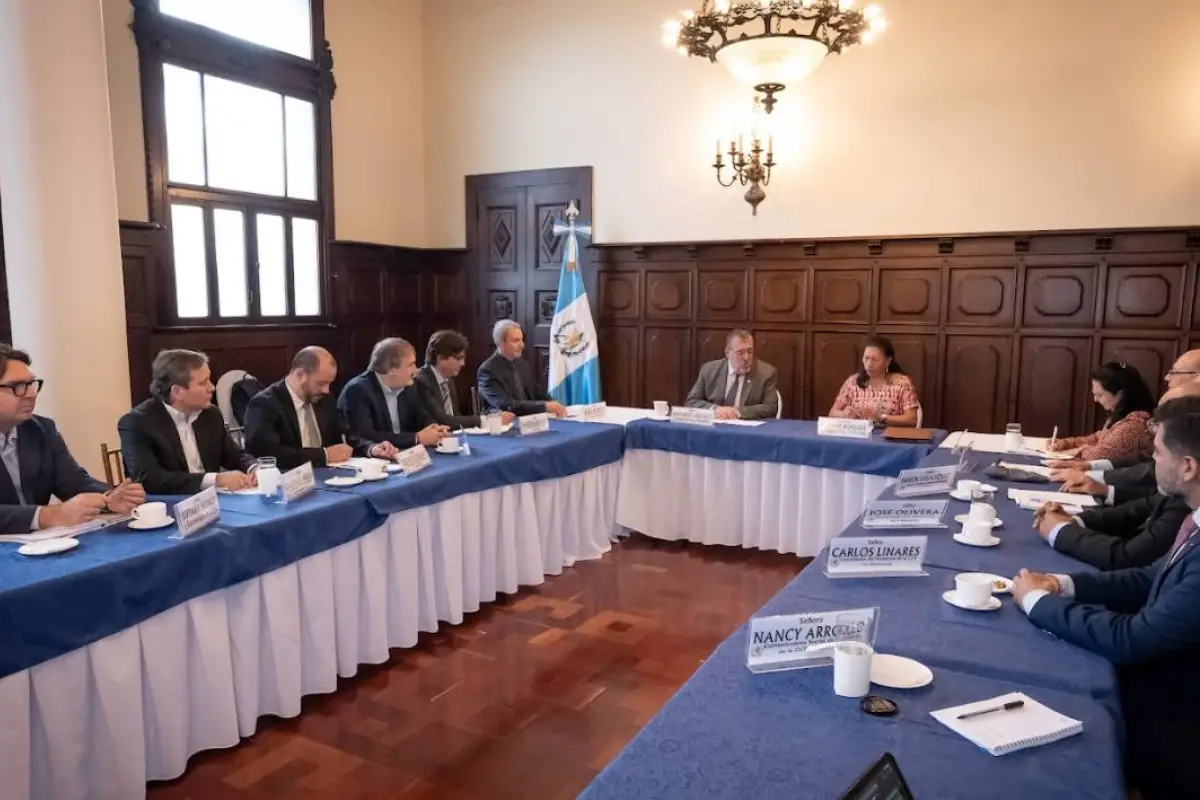 El presidente Bernardo Arévalo y otras autoridades de Guatemala durante la reunión con la misión de OIT., AGN