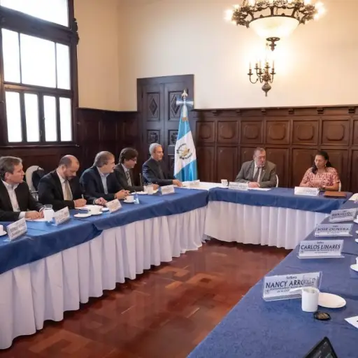 El presidente Bernardo Arévalo y otras autoridades de Guatemala durante la reunión con la misión de OIT. ,AGN