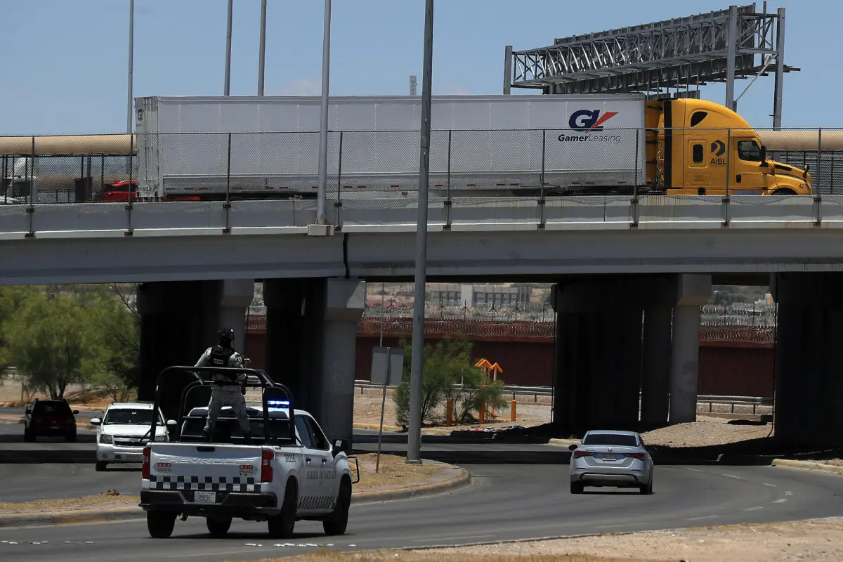 Foto de archivo de transportistas que esperan cruzar a los Estados Unidos en sus camiones en el Puente Internacional Cordova de las Américas en Ciudad Juárez (México),  EFE/ Luis Torres