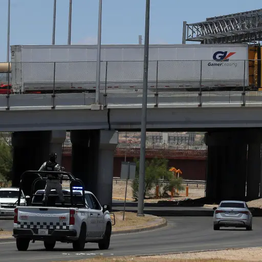 Foto de archivo de transportistas que esperan cruzar a los Estados Unidos en sus camiones en el Puente Internacional Cordova de las Américas en Ciudad Juárez (México) , EFE/ Luis Torres