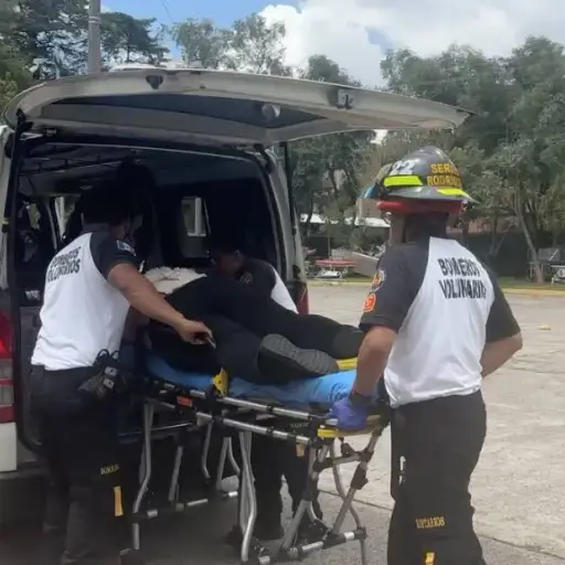 La mujer herida fue trasladada hacia un hospital. ,Bomberos Voluntarios