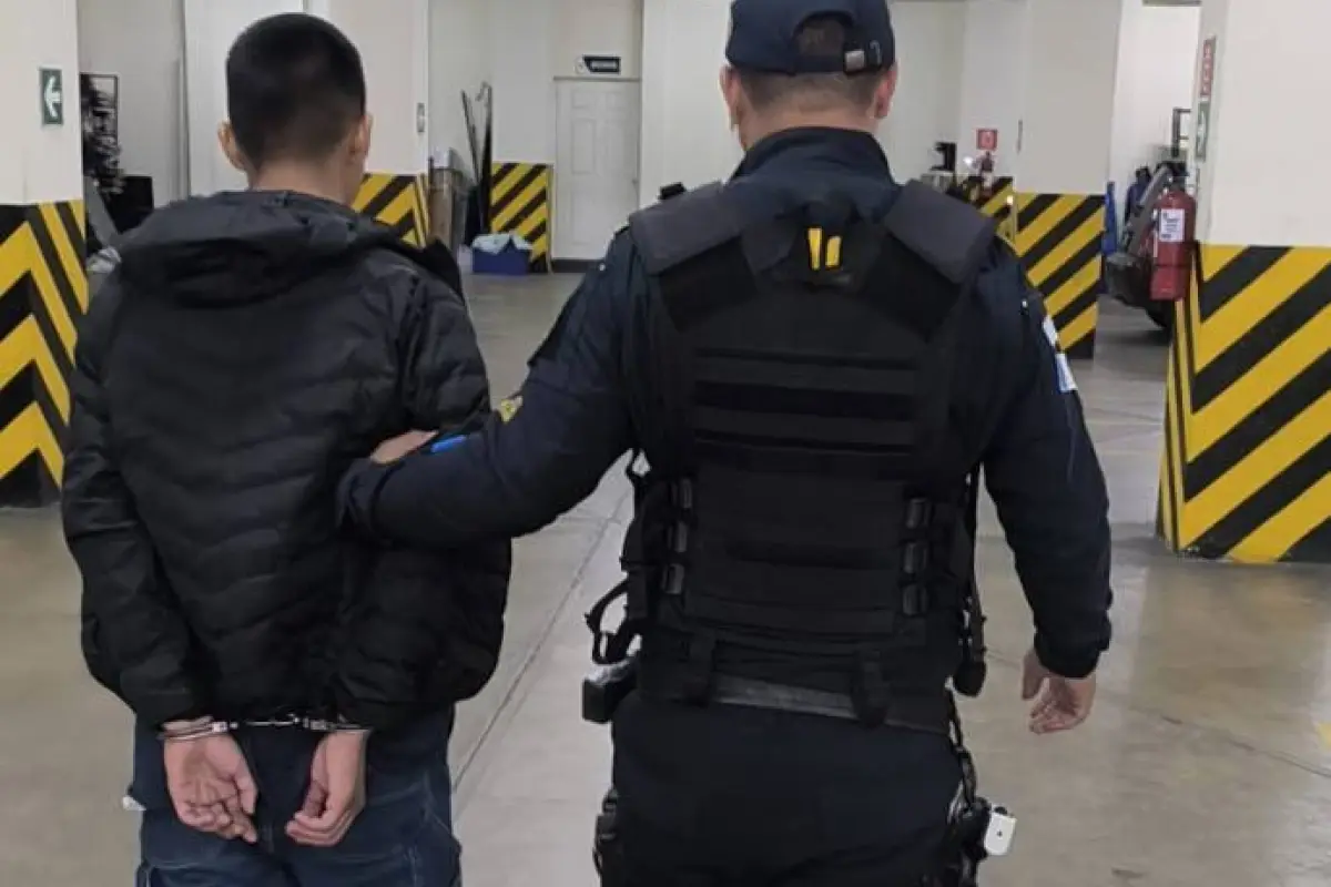 Uno de los sospechosos que aparentemente participaría en un ataque armado en Villa Nueva., PNC