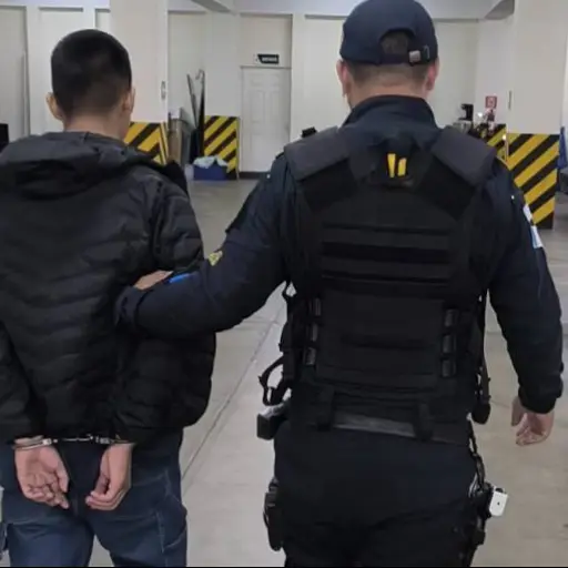 Uno de los sospechosos que aparentemente participaría en un ataque armado en Villa Nueva. ,PNC