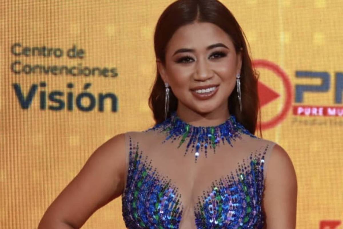 Esme la Chapina con atuendo transparente en premios Estela