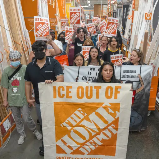 Fotografía de archivo de personas durante una manifestación en The Home Depot en Nueva Jersey (Estados Unidos) , EFE/ Ángel Colmenares