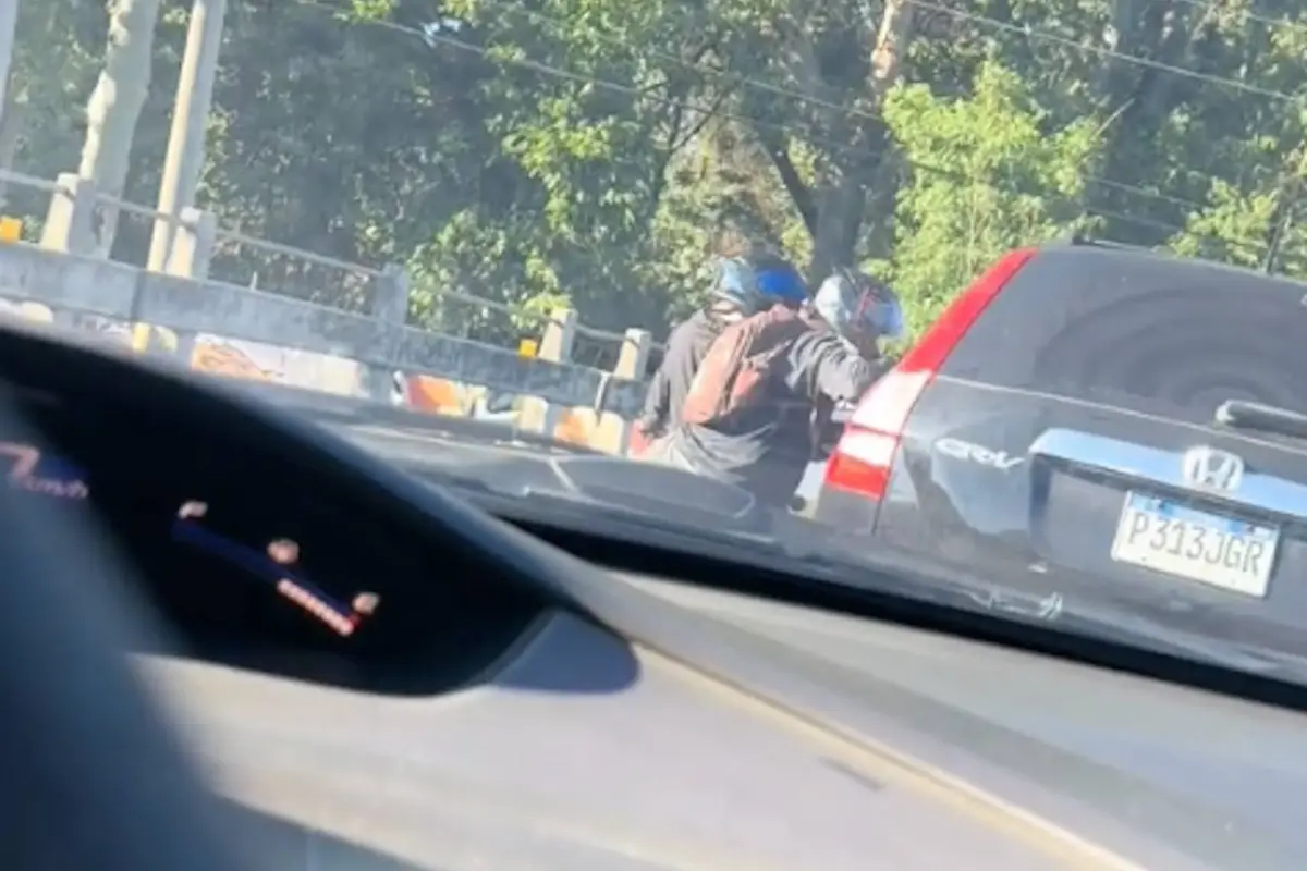 Motoladrones huyen entre el tráfico., Captura de pantalla video X.