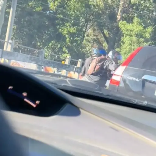 Motoladrones huyen entre el tráfico. ,Captura de pantalla video X.