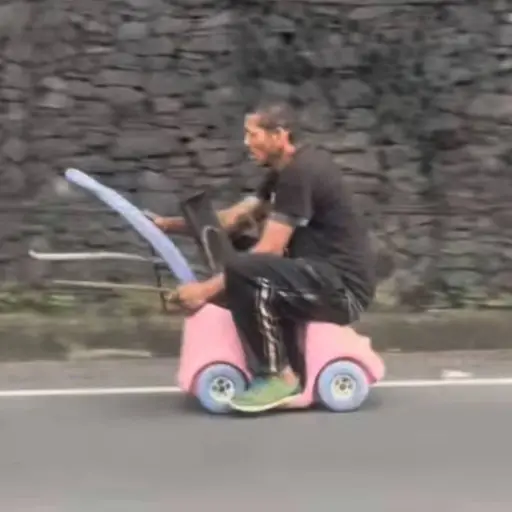 Hombre circula en carro de juguete. ,Captura de pantalla video X.