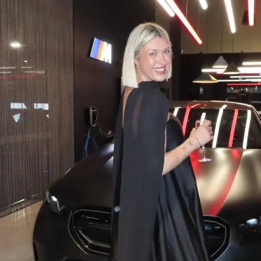 Eli Moulton ,Redes sociales