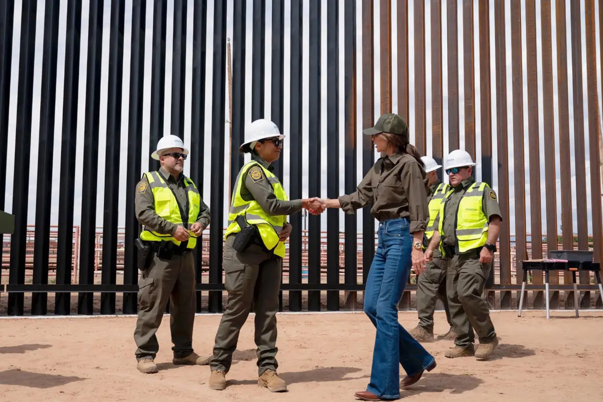 Trump ordena pintar de negro el muro fronterizo para que se caliente y sea “más difícil de escalar”, EFE