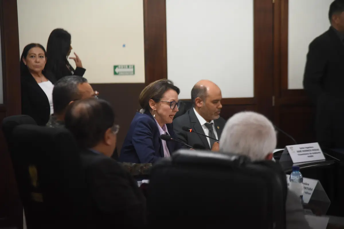 Los ministros de Energía, Ambiente y Defensa durante la reunión con jefes de bloque del Congreso para abordar la operación y administración del oleoducto y refinería del campo petrolero Xan., Omar Solís/Emisoras Unidas