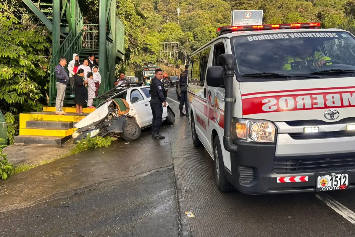 En el accidente se vieron involucrados los conductores de un bus y tres carros., Bomberos Voluntarios