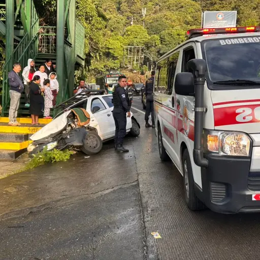 En el accidente se vieron involucrados los conductores de un bus y tres carros. ,Bomberos Voluntarios