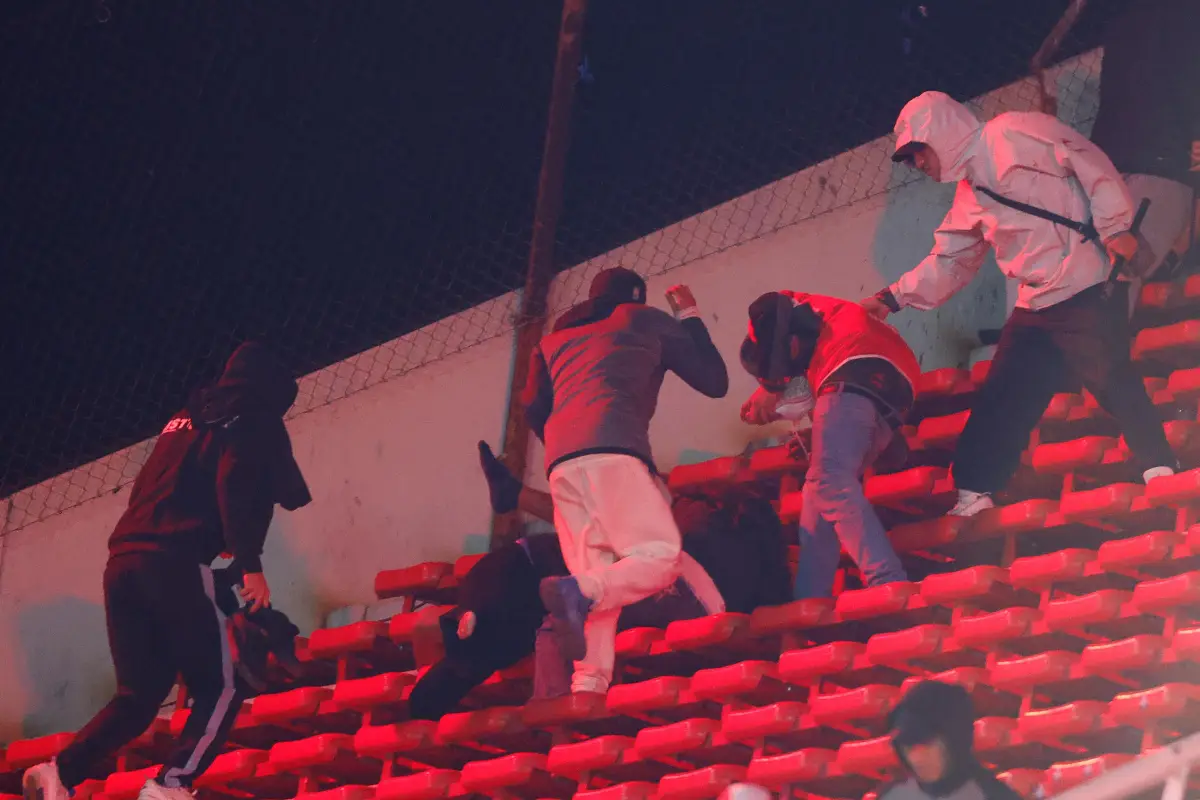 Actos de violencia empañan el duelo de Copa Sudamericana entre Independiente y Universidad de Chile 