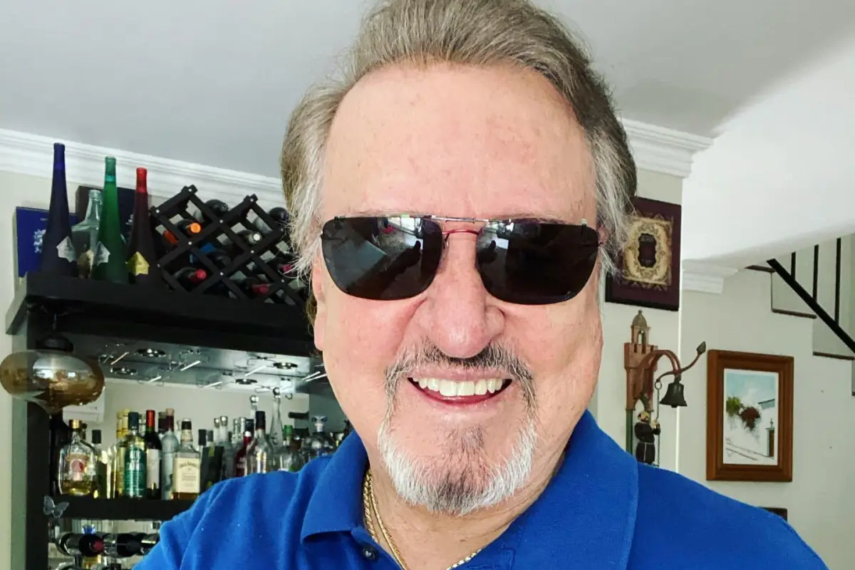 Carlos Villagrán, Redes sociales