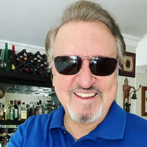 Carlos Villagrán ,Redes sociales