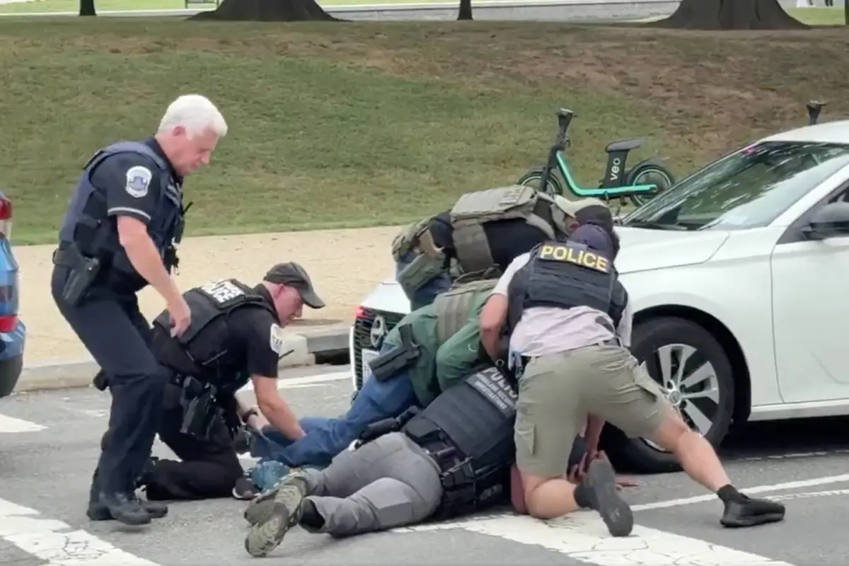 Detención migrante en calles de Washington., Captura de pantalla video X.