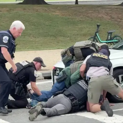 Detención migrante en calles de Washington. ,Captura de pantalla video X.