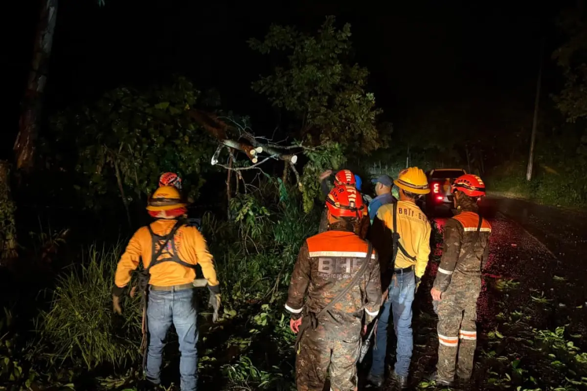 Personal de distintas entidades atiende emergencias por lluvias., Conred