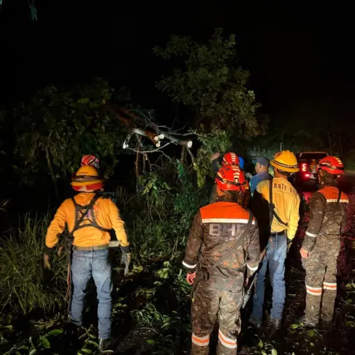 Personal de distintas entidades atiende emergencias por lluvias. ,Conred