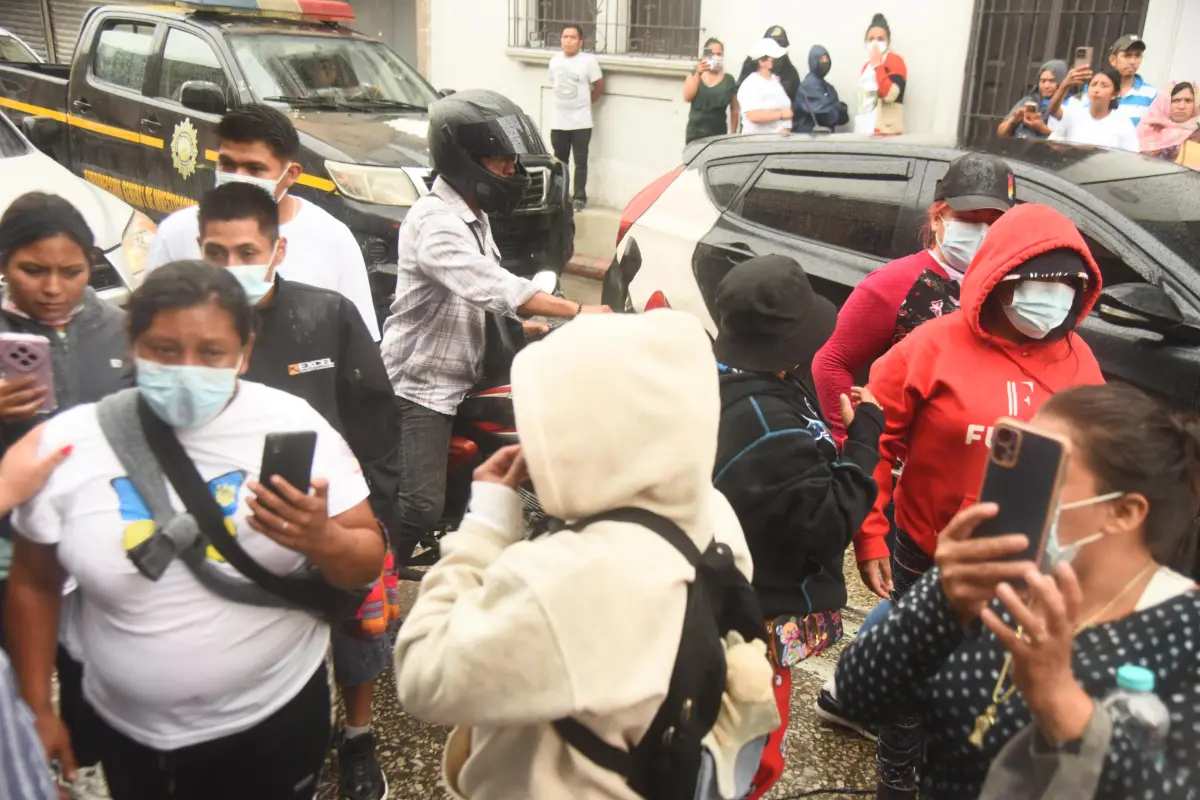 Los familiares de los privados de libertad permanecieron en las afueras de la sede de la Dirección General del Sistema Penitenciario., Omar Solís/Emisoras Unidas