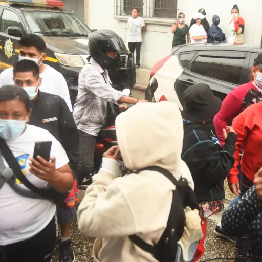 Los familiares de los privados de libertad permanecieron en las afueras de la sede de la Dirección General del Sistema Penitenciario. ,Omar Solís/Emisoras Unidas