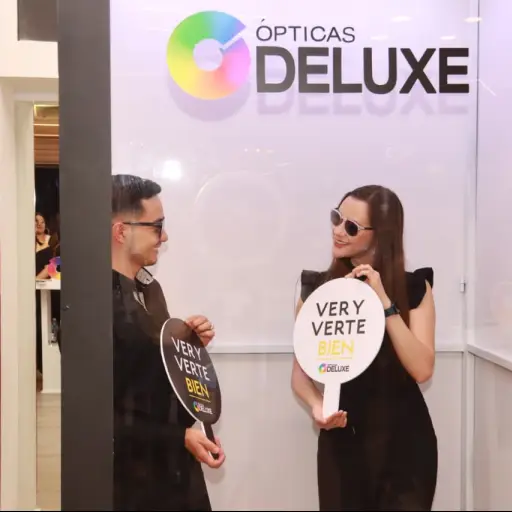 Ópticas DELUXE presenta Ver y Verte Bien  ,Foto Alex Meoño