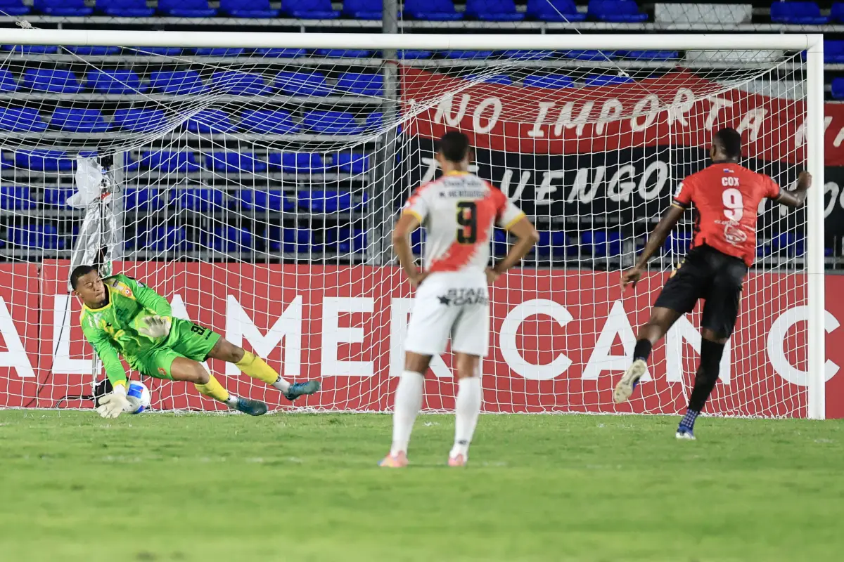 Joseph Cox de San Miguelito anota un gol de penalti 