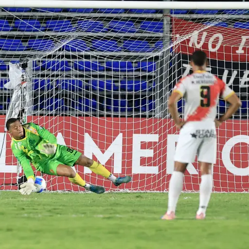 Joseph Cox de San Miguelito anota un gol de penalti 