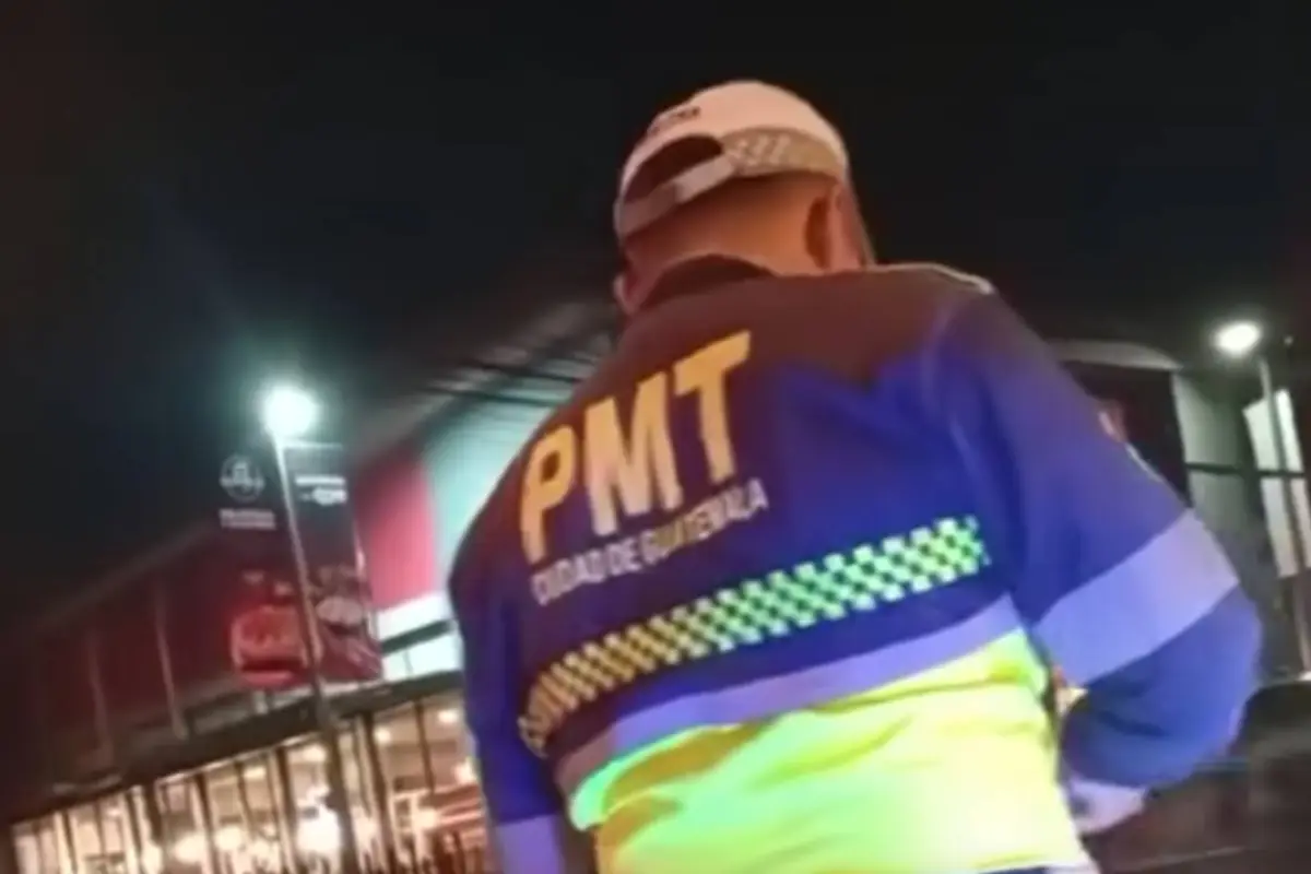 Motorista multado en zona 5., Captura de pantalla video Facebook.