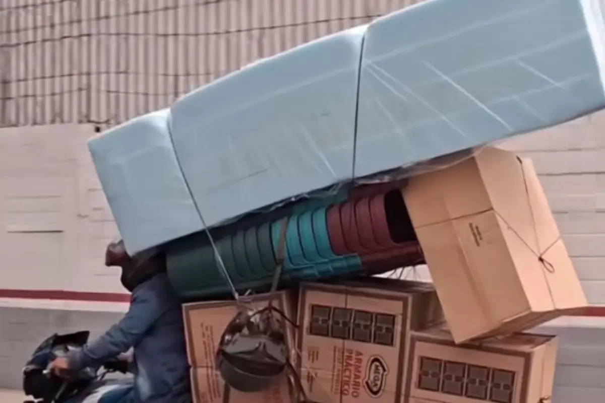 Motorista transporta carga excesiva en Villa Nueva., Captura de pantalla video Facebook.